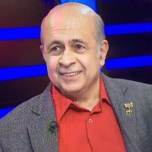 “Novy Kapadia speaking about Indian football, symbolizing his encyclopedic knowledge of the sport.”